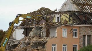 Abrissbeginn für den zweiten der beiden Blocks der früheren Kaserne, die einem Wohngebiet weichen müssen.