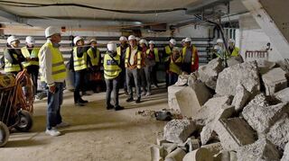 Diese Brocken müssen alle noch raus: „MM“-Leser im Bunker unter dem Nationaltheater, wo Teile herausgesägt werden.