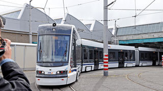 Mannheim. 60 Meter: Die RNV präsentiert auf ihrem Betriebshof in der Möhlstraße die längste Meterspur-Straßenbahn der Welt.

Im Bild: Die neue Bahn der RNV.