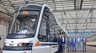 Mannheim. 60 Meter: Die RNV präsentiert auf ihrem Betriebshof in der Möhlstraße die längste Meterspur-Straßenbahn der Welt.

Im Bild: Die neue Bahn der RNV. Gruppenbild, v.l.n.r.: 
Dr. Kai Biebler (Skoda), Frank Ehemann (RNV),  Bürgermeister (Heidelberg) Raoul Schmidt-Lamontain, Oberbürgermeister (Mannheim) Christian Specht, Jan Christoph Harder (Präsident West/Nord Skoda), Martin in der Beek (RNV) und Christian Volz (RNV).