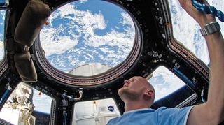 Während seines Fluges mit der Internationalen Raumstation ISS im Jahr 2014 blickt Alexander Gerst von der Kuppel aus auf die Erde.
