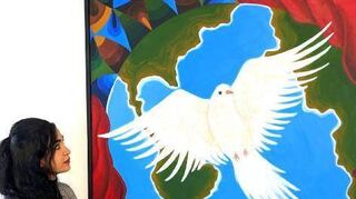 Künstlerin Soroor in Ladenburg vor ihrem Bild „Only Peace“.