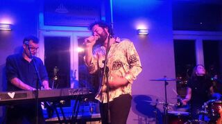 Yara mit Sänger Jakob Halamoda zeigt ihre Stärke sowohl in energetischen Indie-Rock-Nummern als auch in emotionalen Balladen.