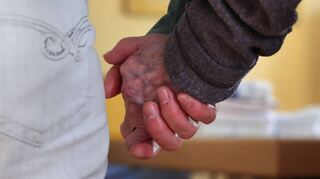 Einen Demenzpatienten zu betreuen, ist für Angehörige oft eine große emotionale und körperliche Belastung.