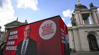 „Wenn Glatze, dann Woidke“ – die SPD setzt im Wahlkampf in Brandenburg voll auf ihren Spitzenkandidaten.