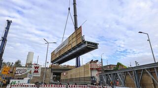 Präzisionsarbeit ist gefragt beim Ablegen des 35 Tonnen schweren Teils der Behelfsbrücke. Schließlich muss dieses mit den Trägern gut verschraubt werden.