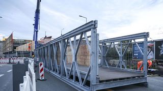 Der erste Teil der Behelfsbrücke wird am Samstag über die Eisenbahnlinie an der Zielstraße gehoben.