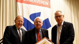 „Es ist einzigartig, was Sie für den Stadtteil geleistet haben“: von links Oberbürgermeister Christian Specht, der neue Ehrenvorsitzende Gunter U. Heinrich und Gunter Heinrich jr.