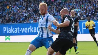 Marcel Seegert (re.) stoppt hier Rostocks Nils Fröling. Die Mannheimer verteidigten insgesamt solide.