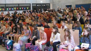Gleichermaßen gespannt waren Eltern und Kinder am Tag der Einschulung – hier in der Schillerschule, die ab sofort im Ganztagsbetrieb ist.