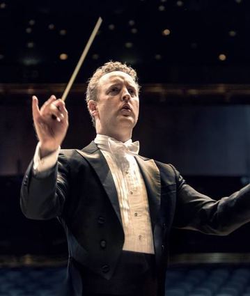 Seit 2018 verlässliche Kraft am Pult des Orchesters: Michael Francis.