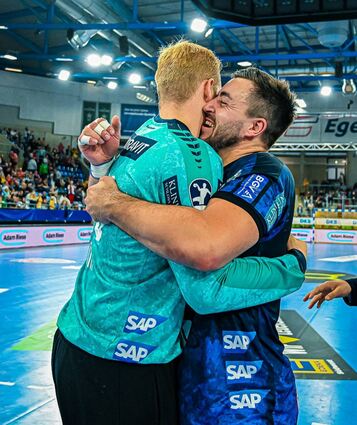 David Späth (li.) hatte sich die Umarmung von Jannik Kohlbacher verdient. Der Löwen-Keeper parierte 21 Bälle.