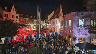 Volle Gassen und ein restlos gefüllter Marktplatz beim 49. Altstadtfest in Ladenburg.