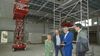 Baustelle Sporthalle: Dagmar Arzberger (v.l. ), Johannes Kühn, Christian Engelhardt und Simon Menden schauen sich die Fortschritte an.