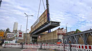 Einhub der Behelfsbrücke an der BBC-Brücke am Samstagmorgen. Wer hier gegen 9 Uhr schon unterwegs war, dem bot sich ein beeindruckendes Spektakel.