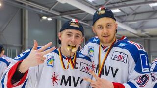 Erfolgreich mit den Jungadlern: Marc Michaelis (l.) feiert mit Patrick Kurz die Meisterschaft 2014.