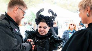 Trauung ganz in Schwarz: Jasmin und Christian Gessner haben sich auf dem Wurstmarkt das Ja-Wort gegeben.