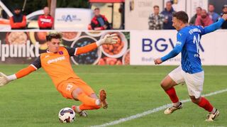 Alexandru Paraschiv auf dem Weg zum 1:0 gegen Hollenbach. Der Offensivspieler legte auch das 2:0 nach.