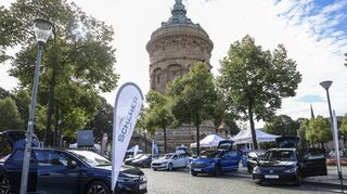 Die Aussteller zeigen auf der Ausstellung die neuesten technischen Entwicklungen in der Automobilbranche.
