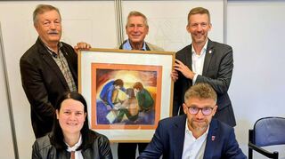 Beim Eintrag ins Goldene Buch der Stadt: Claudia Didl (v.l., im Uhrzeigersinn), Alfons Arnold, Georg Eder, Stefan Schmutz und Manuel Müller.