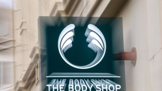 Ein Logo hängt an der Filiale des Kosmetikhändlers The Body Shop.