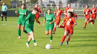 Katharina Branyiczki (am Ball) und der TSV Amicitia dominierten das Spiel gegen den FV Ettlingenweier.