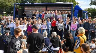 20 Jahre unter Leitung von Anke-Christine Kober: der Kinderchor des Nationaltheaters beim Theaterfest zum Auftakt der neuen Spielzeit.