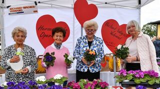 Blumenverkauf für den künstlerischen Nachwuchs: der Richard-Wagner-Verband mit Uta Trui (v.l.), Helga Heinold, Monika Kulczinski und Marion Roth.