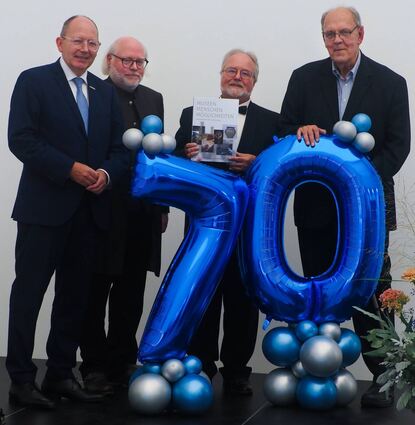 Präsentieren die Festschrift: OB Specht (v.l.), Wilfried Rosendahl, Alfried Wieczorek und Hermann Wiegand.