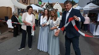 Bürgermeister Volker Scheib und WVB-Vorsitzende Annick Löhr eröffnen die Herbstvielfalt gemeinsam mit den Gurkenhoheiten Donna I. und Sophia I.