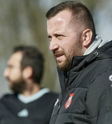 Auch Türkspor-Trainer Serif Gürsoy kassierte einen Platzverweis.