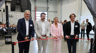 Stefan Fuchs (Fuchs, v.l.), Ralf Wagner (E-Lyte), Beate Kimmel (OB Kaiserslautern) und Ingo Höllein (Bundesministerium für Bildung und Forschung).