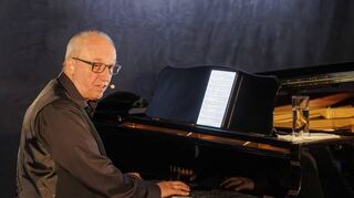 Gerhard Bönig wandert in der Kulturscheune in Viernheim auf den Spuren von Georg Kreisler.