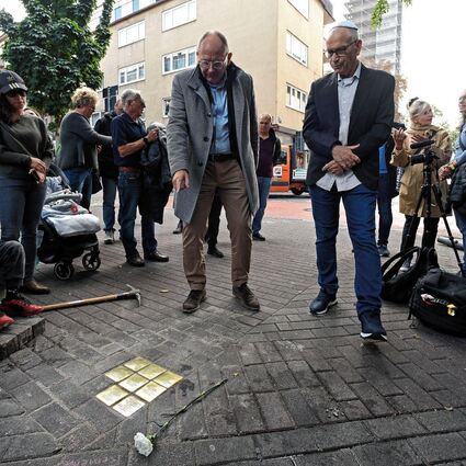 Vor den Stolpersteinen in H 5,7: Oberbürgermeister Specht (r.) und Amos Stein von den Angehörigen.