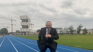 Markus Riegler auf dem Franklin-Sportplatz. Hier in dieser Pose fotografiert zu werden, hat er sich gewünscht.