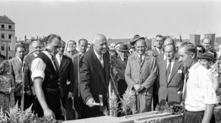 Juni 1954: Oberbürgermeister Hermann Heimerich, weitere Vertreter der Stadt und Handwerker legen auf dem Goetheplatz den Grundstein.