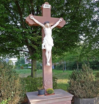 Seit 300 Jahren steht das Wegkreuz „Der Herrgott“ Am Alten Weinheimer Weg. Katholiken und Protestanten feiern das Jubiläum am Samstag mit einem ökumenischen Gottesdienst.