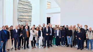 Veranstalter in großer Runde: Kulturbürgermeister Thorsten Riehle (vorne Mitte) mit den Kooperationspartnern der Jubiläumsausstellung in der Kunsthalle.