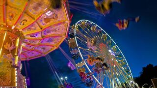 Der Standort des Jahrmarkts, unter anderem mit Riesenrad und Kettenkarussell, hat sich in diesem Jahr geändert.