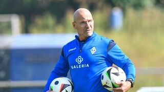 Zurück am Mannheimer Alsenweg: Der neue Waldhof-Coach Bernhard Trares bei seinem ersten Training am Mittwoch.