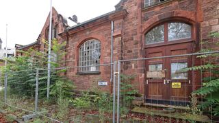 Restaurierungsbedürftiges Kulturdenkmal: Die um 1900 erbaute Reithalle gammelt mit zerbrochenen Fenstern vor sich hin.