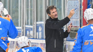 Trainer Dallas Eakins stellt die Adler auf den Saisonstart ein.