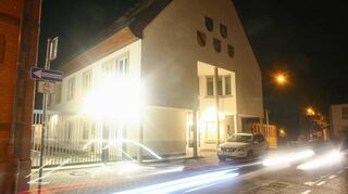 Nachts taghell erleuchtet, aber leer: das Gebäude des Polizeipostens Feudenheim an der Ecke Tal-/Hauptstraße.