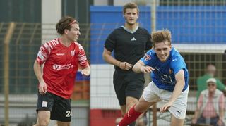 Pasqual Pander (rechts), stand bislang nur zwei Mal in der Startelf, nimmt seine Rolle beim Oberligisten aber dennoch offensiv an.