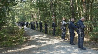 Nach dem Mord im Wald bei Neuschloß durchkämmen Beamte der Hessischen Bereitschaftspolizei am Donnerstagnachmittag das Unterholz.