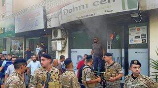 Libanesische Soldaten vor einem Geschäft, in dem ein Funkgerät explodiert ist. Bei den Attacken starben mindestens 30 Menschen.