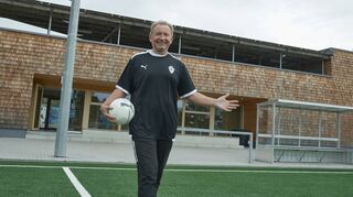 Stolz aufs attraktive Vereinsgelände: Rainer Uhrig vom Jugendförderverein Bürstadt. Leider wüssten viele Besucher den Campus nicht zu schätzen, sagt er.