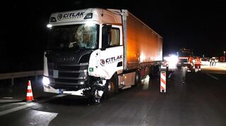 Ein LKW ist in der Nacht auf Freitag gegen eine Baustellenabsperrung auf der A6 bei Hockenheim geprallt.