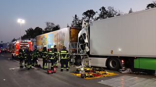 Mehrere Lkw sind am Freitagmorgen auf der A6 Richtung Mannheim kollidiert.