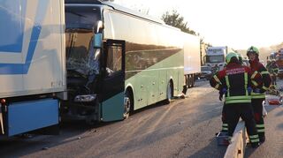Drei Sattelzüge und ein Reisebus sind ebenfalls im Baustellenbereich A6 Richtung Mannheim zwischen Wiesloch/Rauenberg und dem Kreuz Walldorf verunfallt.